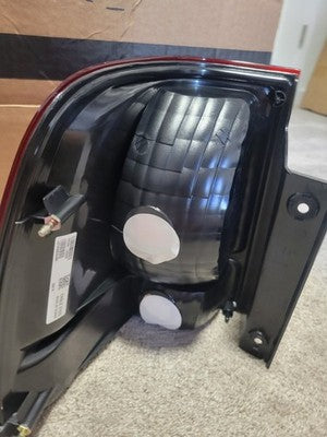 Tail Light Right Passenger Fits 2003-2006 Ford Expedition FO2801166